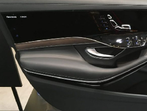 戴姆勒展出了新品：一款觸控顯示屏的車門內板產品
